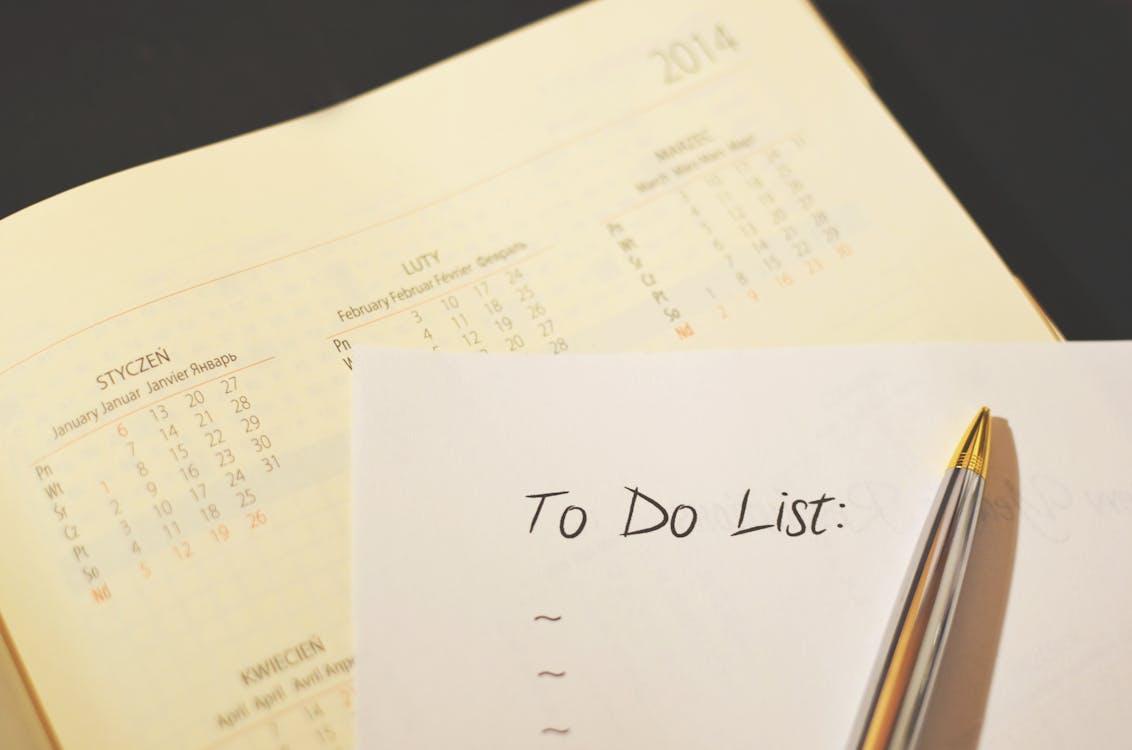 Checklista za organizaciju proslave, notes i kalendar